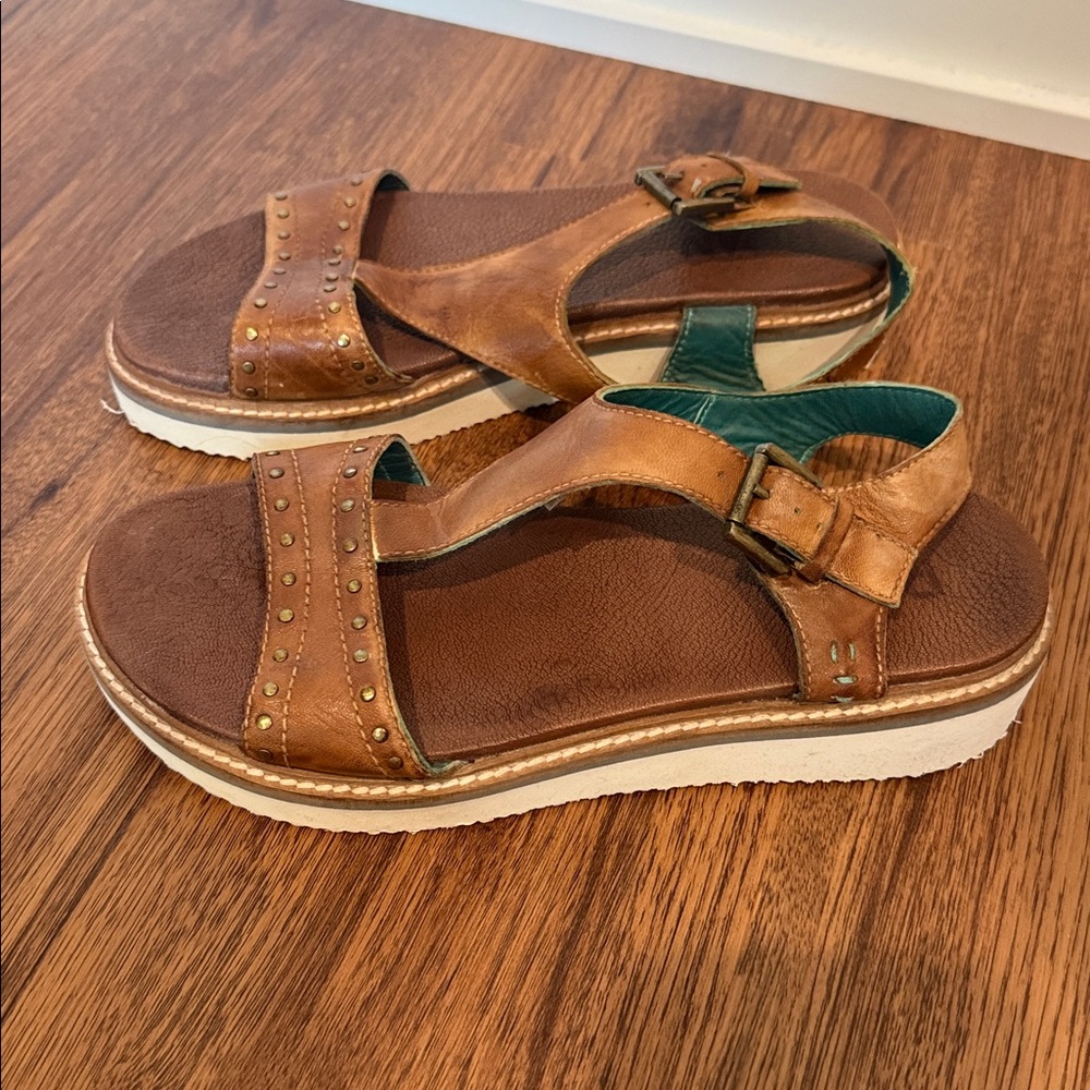 ROAM Women’s Brown Leather Sandals with Stud Accents. Size 9. Never worn